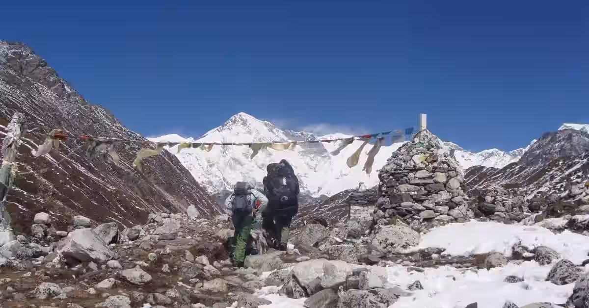 trekking ebc through road