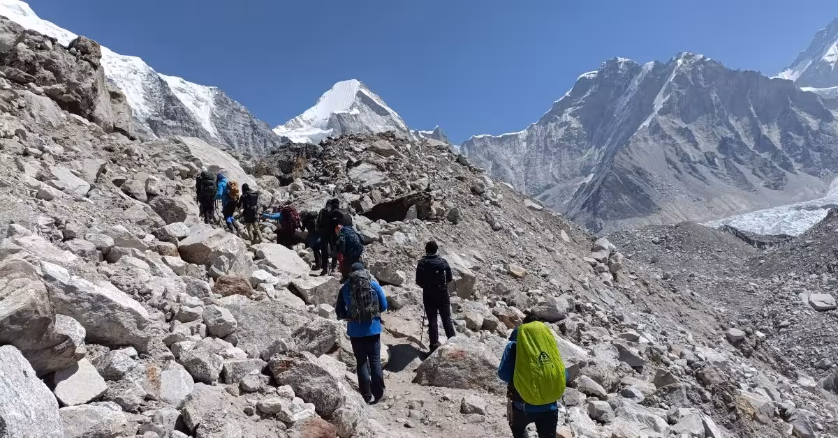 Big group trekking through Everest region