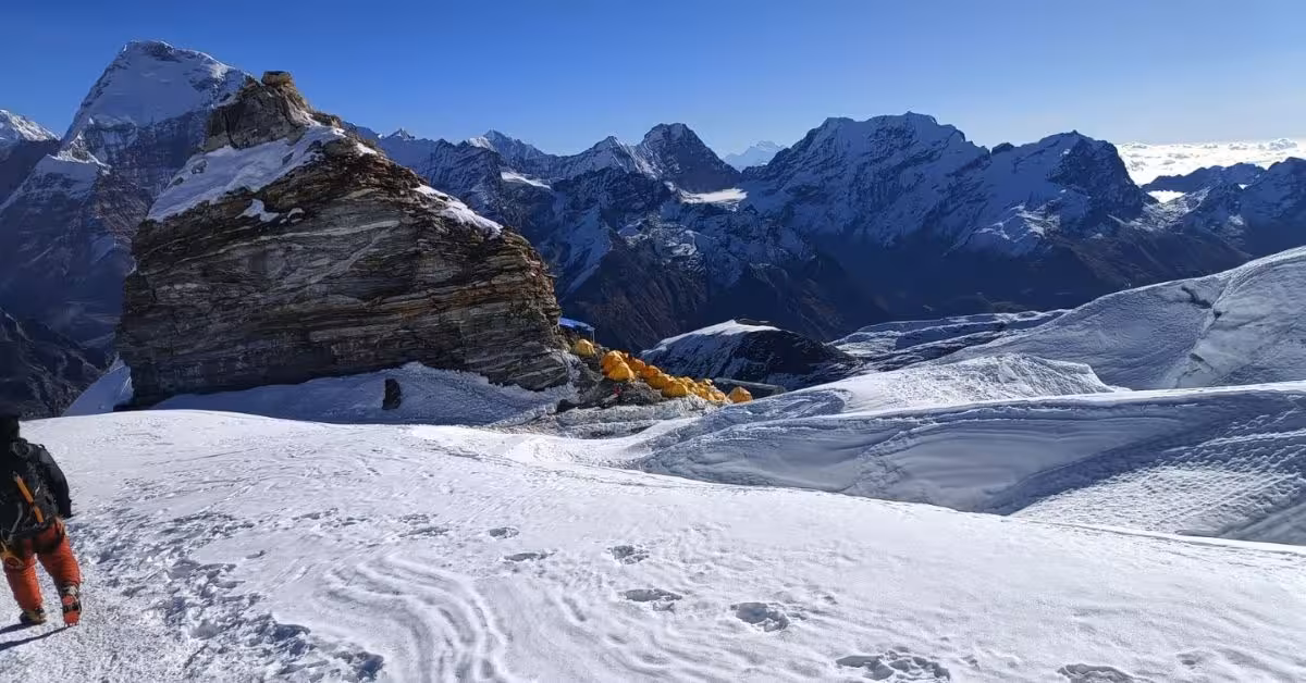 Snow-covered high route in Everest Himalayan trek