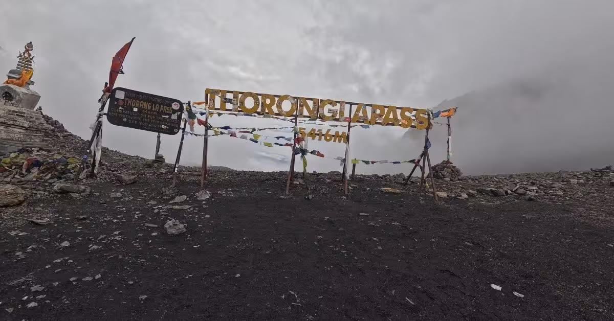 trekking annapurna circuit and reaching thorong la pass in november