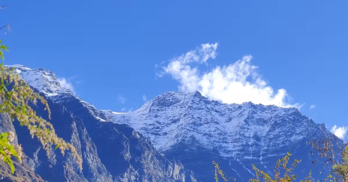 Scenic Manaslu trail with snow-covered peaks