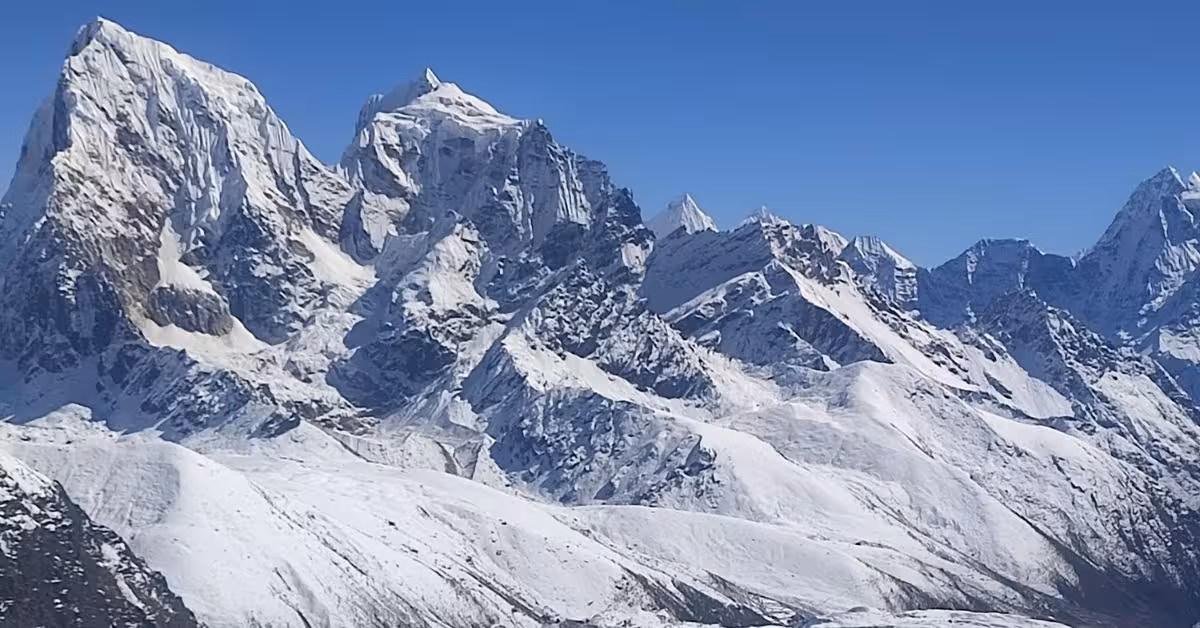 mountain view from gokyo trek