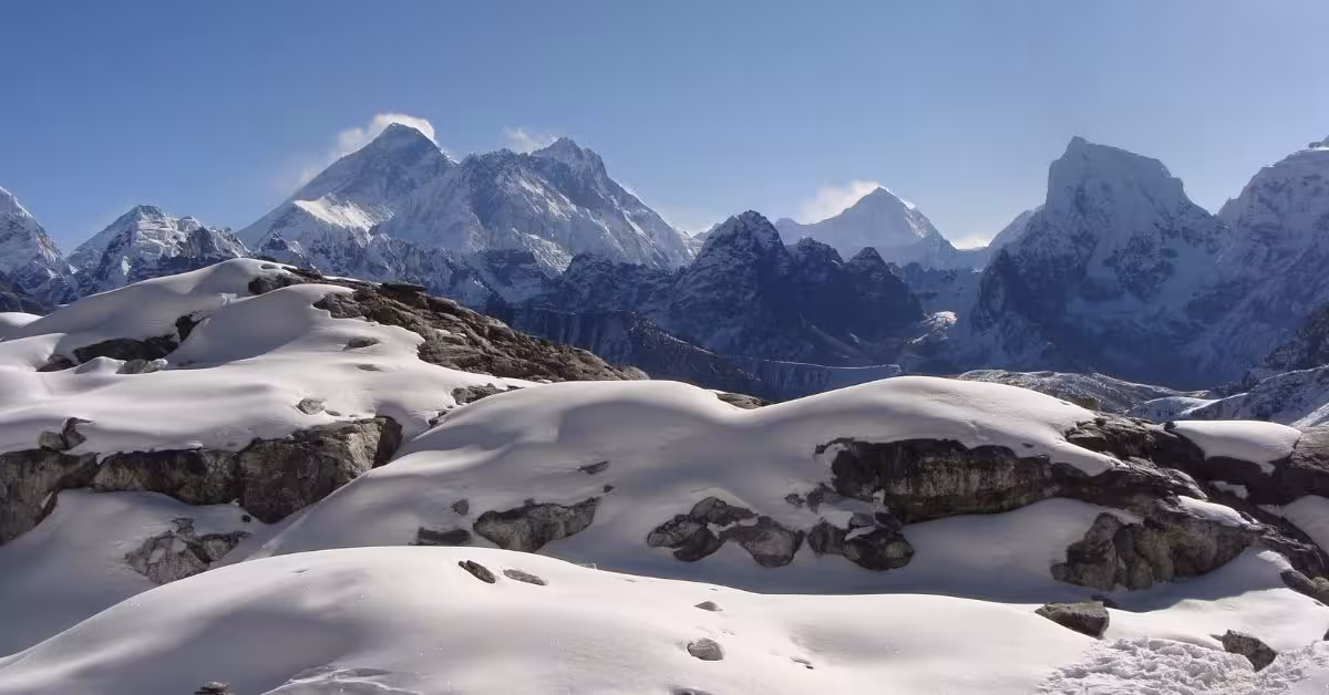 difficult-weather-condition-at-everest.jpg