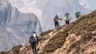 everest-journey-of-mountainners.jpg