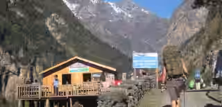 tea-and-rest-stop-on-annapurna-trail