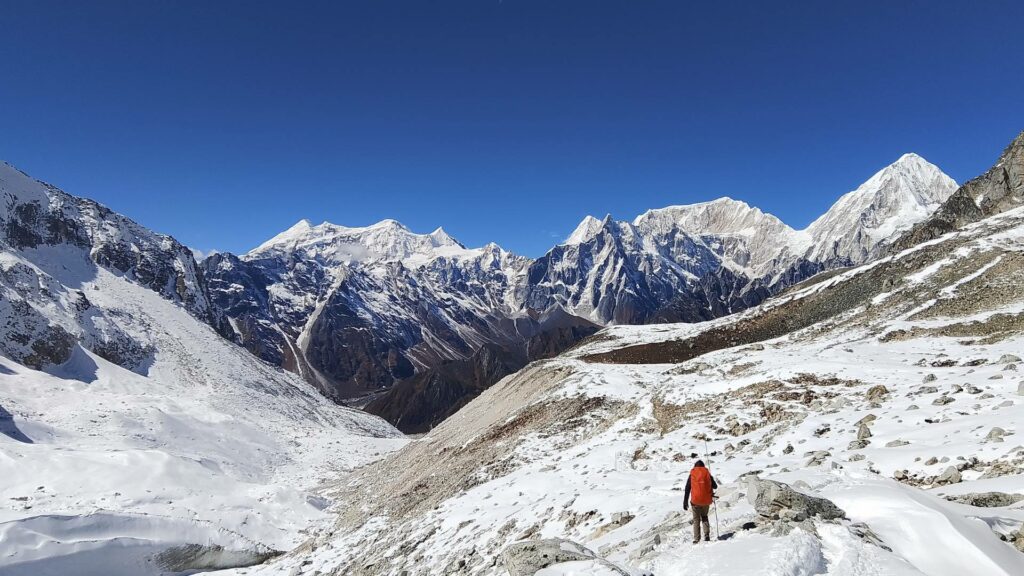people trekking solo to manaslu